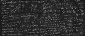Tableau noir où sont écrit des formules mathématiques complexes.