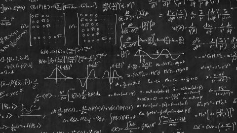 Google aurait atteint la suprématie quantique (et c'est important) Tableau noir où sont écrit des formules mathématiques complexes.