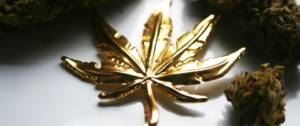 Une feuille de cannabis en or