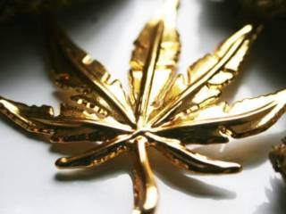 Joints pré-roulés et papier doré : le cannabis devient luxe