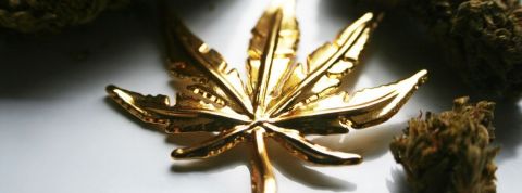 Le cannabis intègre l'univers du luxe Une feuille de cannabis en or