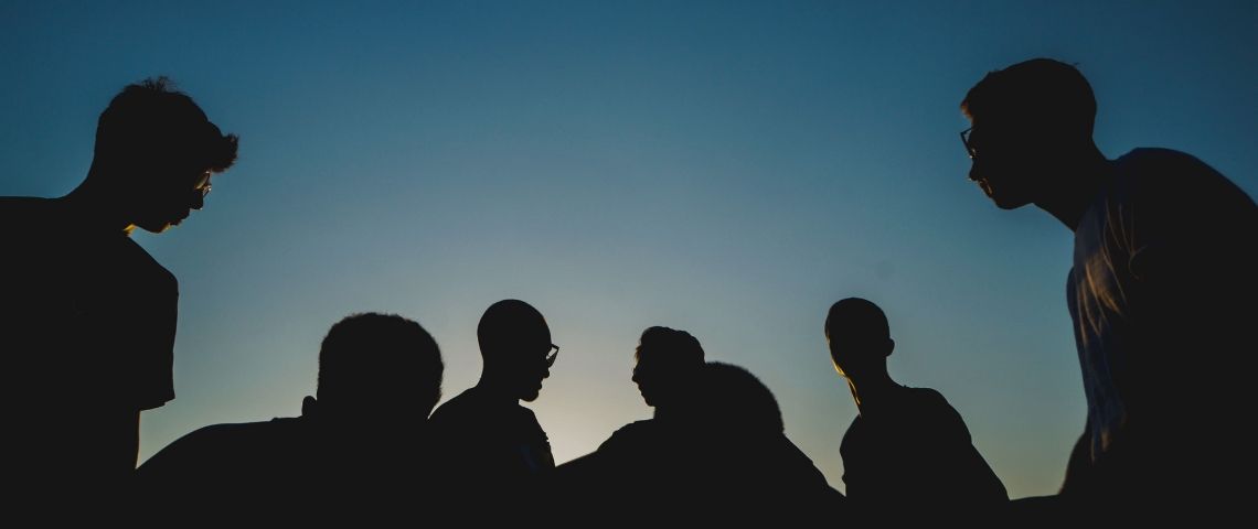 Comment mettre sa communauté à contribution sans passer pour un pilleur d’idées Silhouettes d'un groupe de personnes