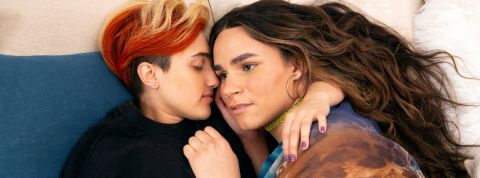 Moins de clichés, plus de diversité : découvrez 3 banques d’images engagées un couple enlacé et allongé