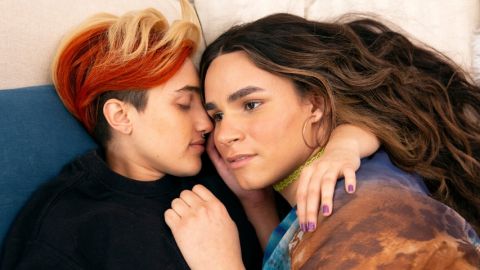 un couple enlacé et allongé