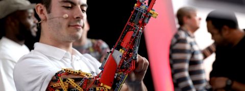 David Aguilar aka Hand Solo un homme sans bras avec une prothèse lego