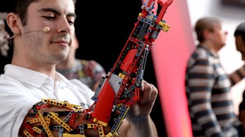 un homme sans bras avec une prothèse lego