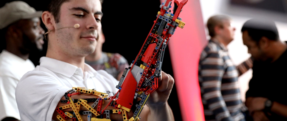 David Aguilar aka Hand Solo un homme sans bras avec une prothèse lego