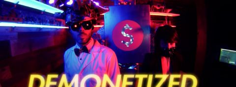 Les secrets de la démonétisation sur YouTube Un savant fou et une femme dans la pénombre avec un robot en arrière fond.