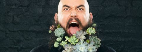 Une dictature verte peut-elle sauver la planète ? Un homme barbu envahi de plantes vertes
