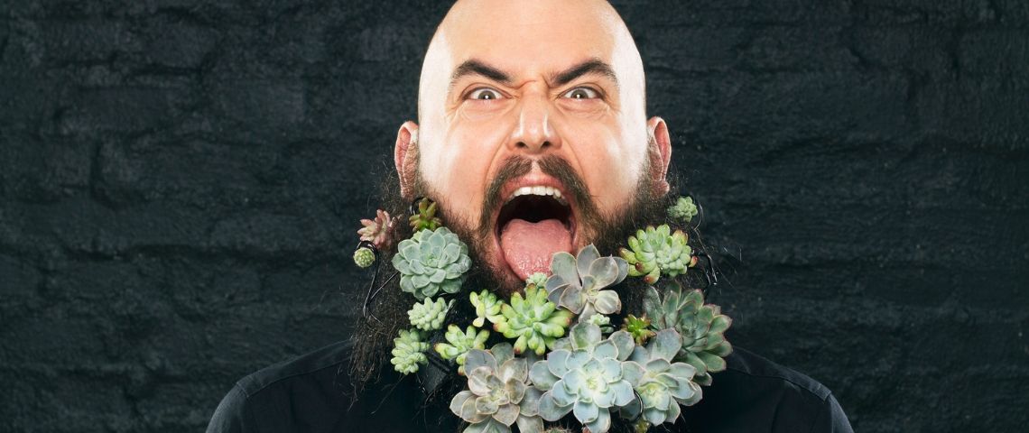 Une dictature verte peut-elle sauver la planète ? Un homme barbu envahi de plantes vertes