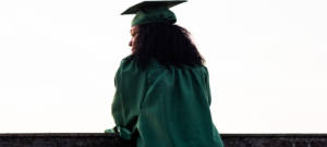Une étudiante diplômée de dos