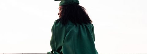 Les grandes écoles s'emparent du sujet du climat Une étudiante diplômée de dos