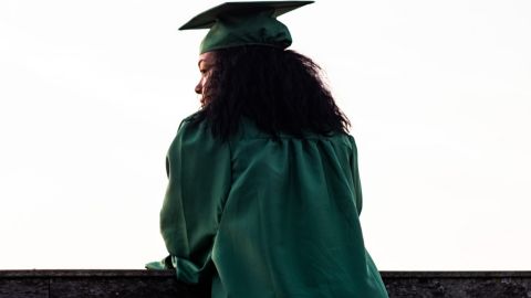 Une étudiante diplômée de dos