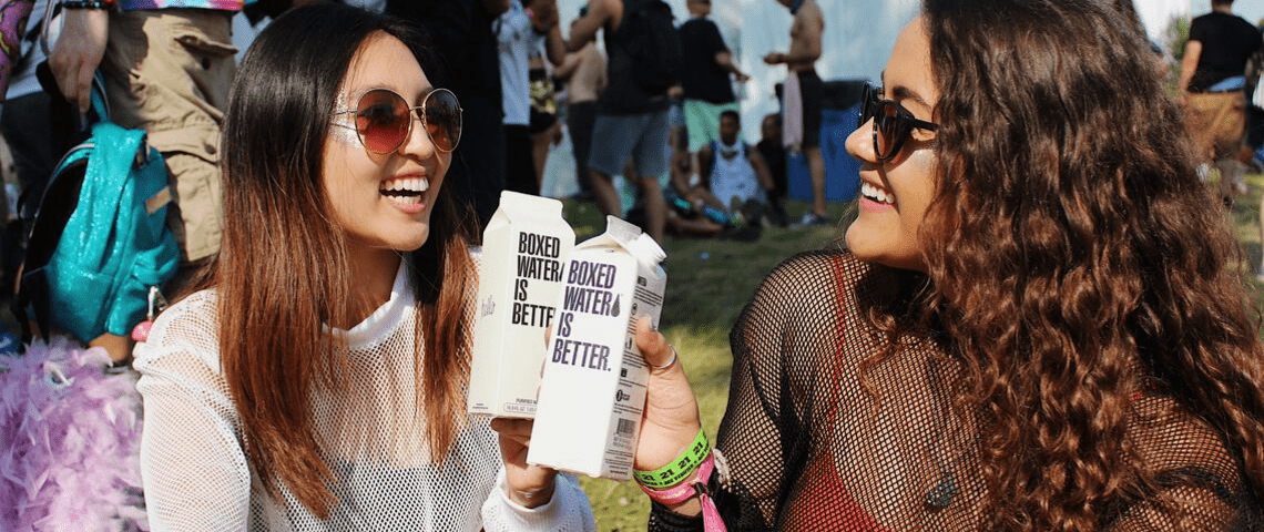 Qui sont ces millennials qui ne boivent pas d'alcool ? Deux jeunes femmes qui boivent de l'eau à un festival