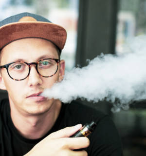 Sanction, interdiction... le succès des e-cigarettes Juul va-t-il partir en fumée ?