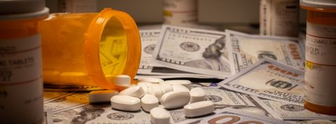 Notre économie actuelle est malade Une boîte de médicaments renversés sur des billets de banque