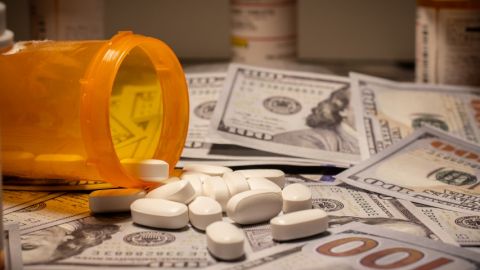 Notre économie actuelle est malade Une boîte de médicaments renversés sur des billets de banque