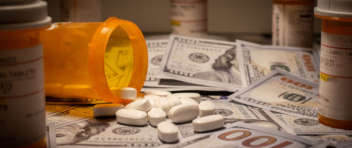 Notre économie actuelle est malade Une boîte de médicaments renversés sur des billets de banque