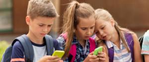 Des enfants sur leur smartphone