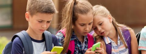 Snapchat, premier jouet social des moins de 13 ans Des enfants sur leur smartphone