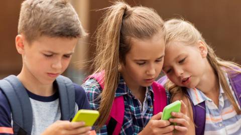 Des enfants sur leur smartphone