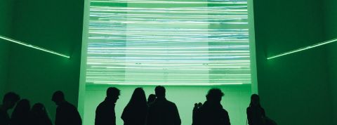 London Design Festival des personne dans une salle de musée verte