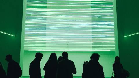 des personne dans une salle de musée verte