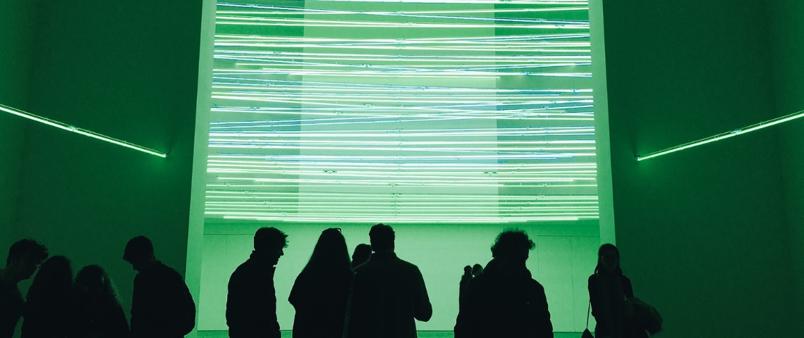 London Design Festival des personne dans une salle de musée verte