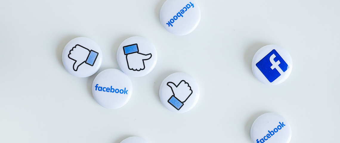 Facebook envisage de retirer son compteur de likes Des pins aux couleurs de Facebook