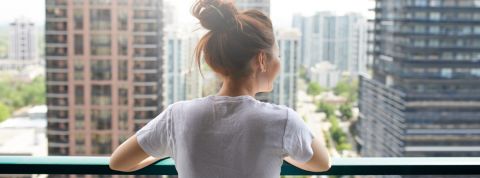 Seriez-vous prêt à afficher de la publicité sur votre balcon ? Une femme au balcon