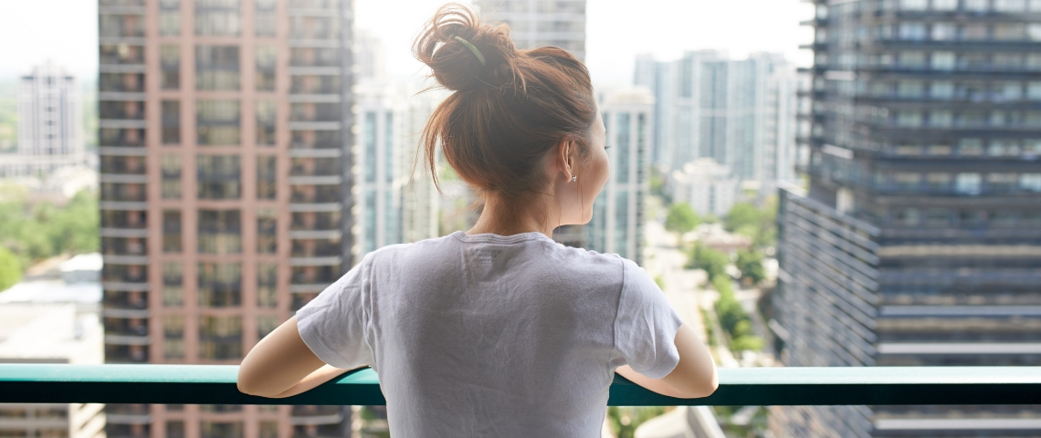 Seriez-vous prêt à afficher de la publicité sur votre balcon ? Une femme au balcon