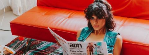 Comment parler des femmes aux femmes en 2020 ?  Femme assise lit journal