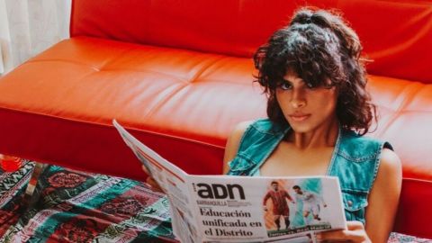 Femme assise lit journal