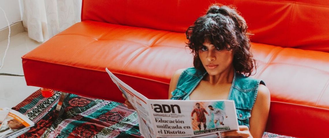 Comment parler des femmes aux femmes en 2020 ? Femme assise lit journal