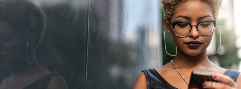 Siri est programmée pour éviter les questions sur le féminisme Femme regarde un smartphone