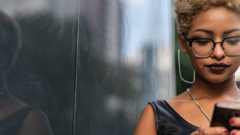 Femme regarde un smartphone