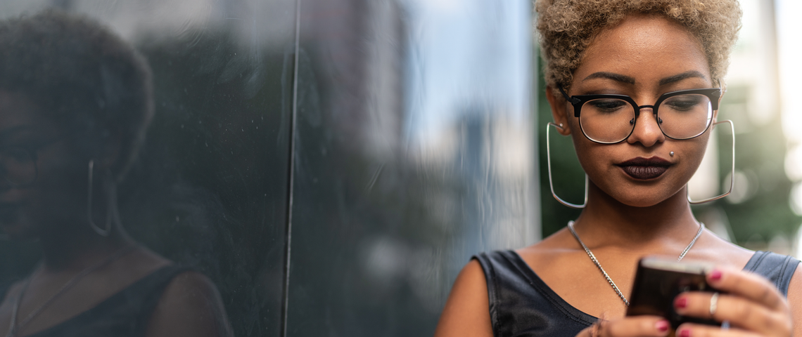 Siri est programmée pour éviter les questions sur le féminisme Femme regarde un smartphone