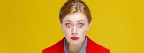 Selon Forbes, pour être innovant, il faut être un homme Une femme en blazer rouge s'étonne