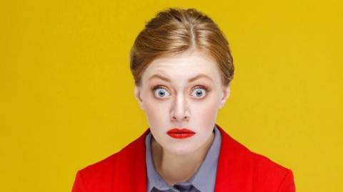 Selon Forbes, pour être innovant, il faut être un homme Une femme en blazer rouge s'étonne