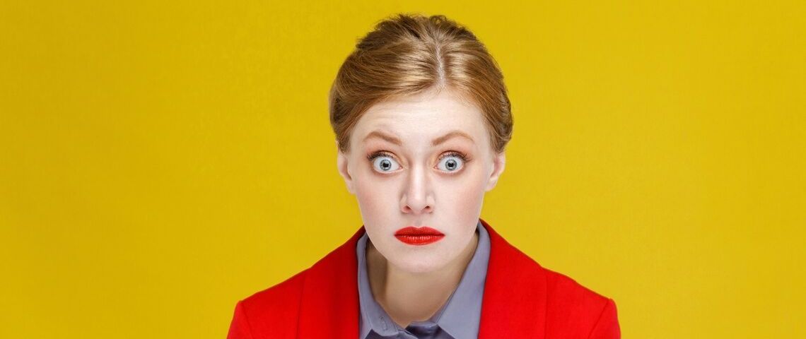 Selon Forbes, pour être innovant, il faut être un homme Une femme en blazer rouge s'étonne