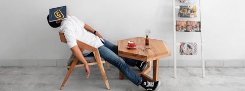 Les managers français sont au bout du rouleau Un homme fatigué se repose avec un livre posé sur son visage