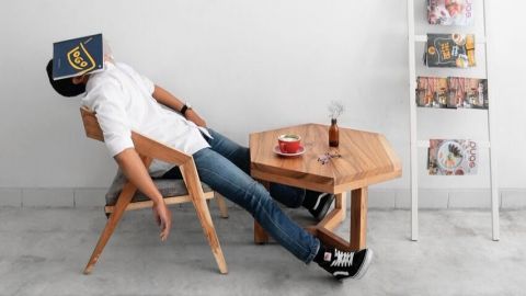 Un homme fatigué se repose avec un livre posé sur son visage