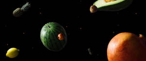 Des fruits qui flottent dans l'espace