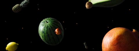 Opaline réinvente l'économie avec ses jus de fruits Des fruits qui flottent dans l'espace