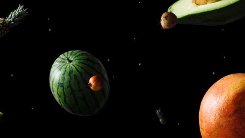 Opaline réinvente l'économie avec ses jus de fruits Des fruits qui flottent dans l'espace