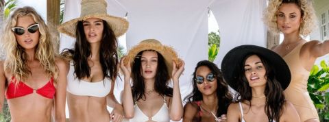 La promotion du Fyre Festival est-elle une arnaque ? un groupe de manequins en maillots de bain