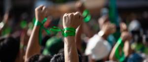 Des personnes avec un bracelet vert manifestent