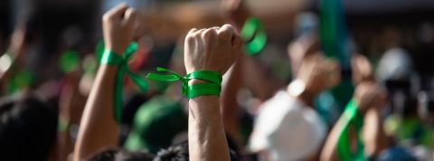Sauver le planète, le pari de la génération durable Des personnes avec un bracelet vert manifestent