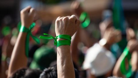 Sauver le planète, le pari de la génération durable Des personnes avec un bracelet vert manifestent