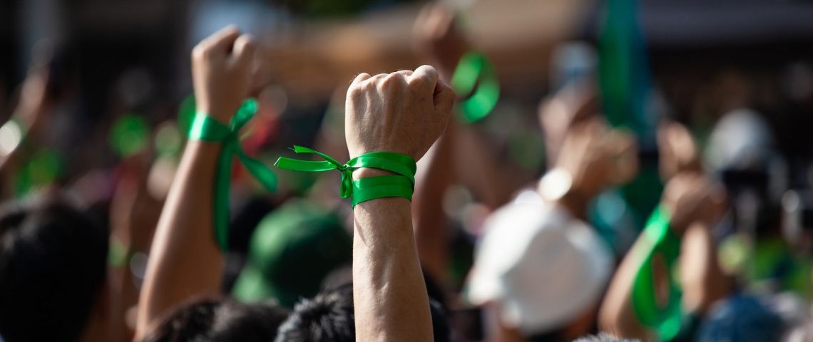 Sauver le planète, le pari de la génération durable Des personnes avec un bracelet vert manifestent